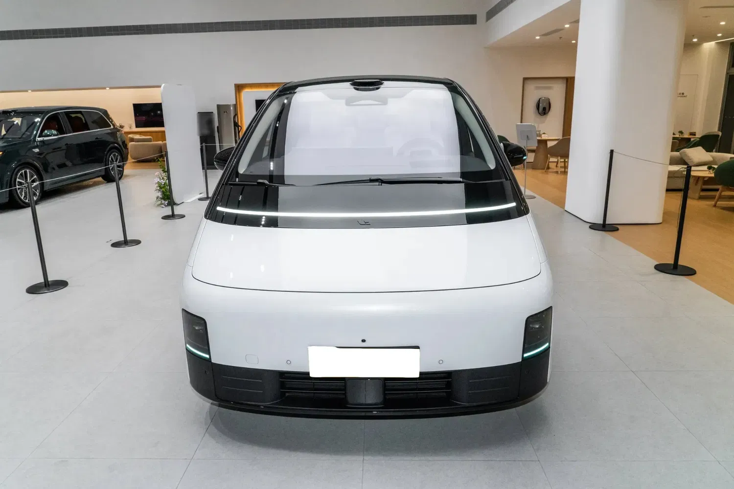 imgi_24_Li-Auto-Mega-2025-Used-Electric-Car-for-Large-Space-Luxury-MPV-Car Li Auto MEGA – For Sale From China | EVOVED - Image 1